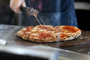 Trenta Graz Pizza Magerita mit Koch